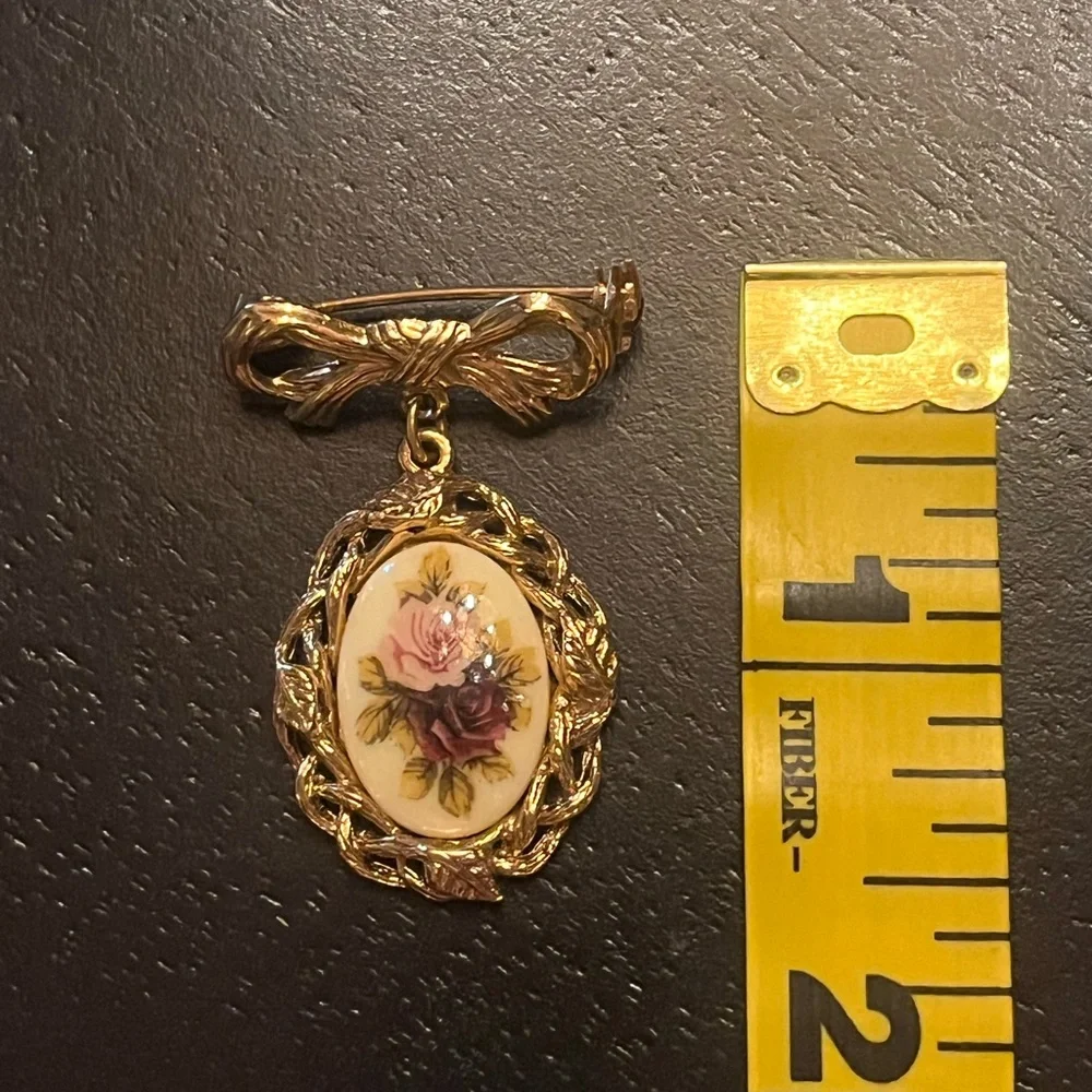 Vintage 1928 Gold and Cream Floral Brooch